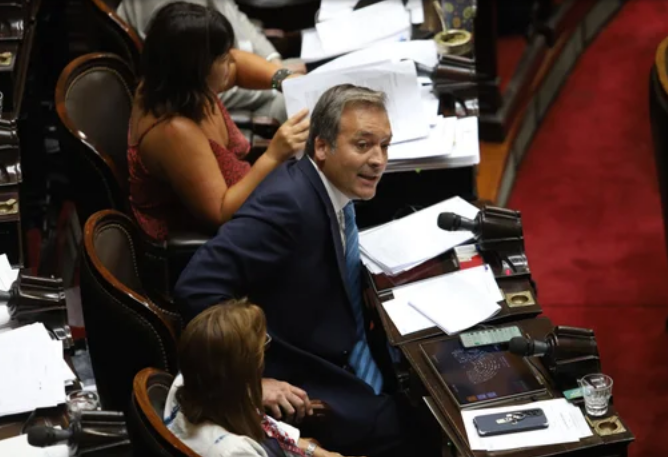 Soria estalló contra Milei: lo llamó "papanatas" y "Chucky mal diagnosticado"