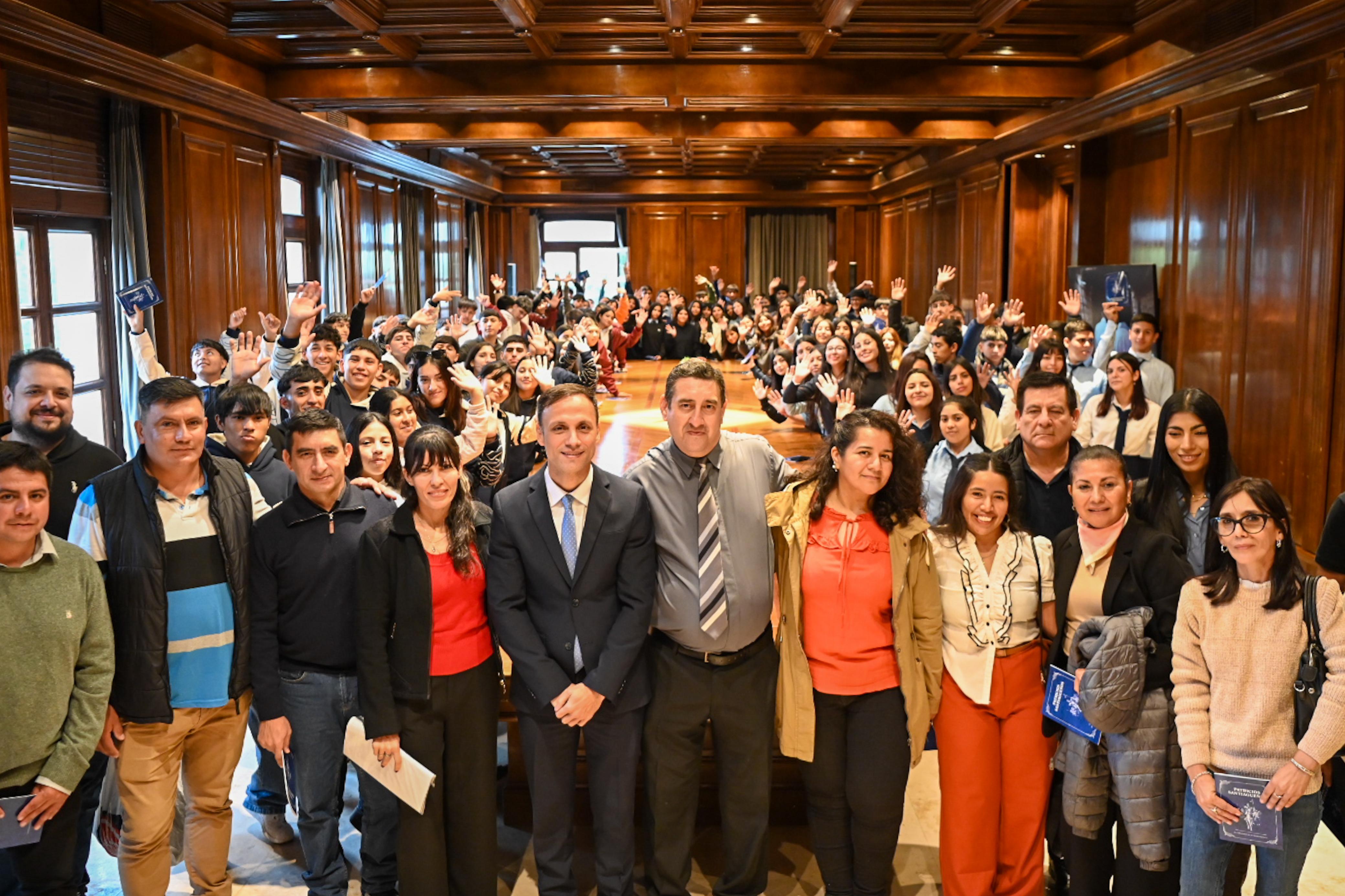 Programa "Conociendo mí Provincia: Alumnos de Robles y Figueroa visitaron Casa de Gobierno 