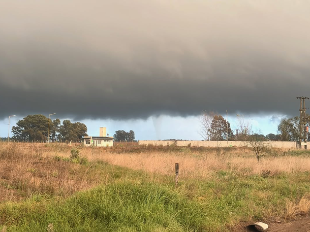 Impactante tornado en Las Flores destruyó una casa y dejó a una familia atrapada