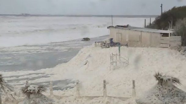 Quequén quedó sepultada bajo espuma marina en medio del ciclón extratropical
