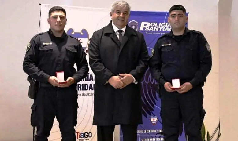 Añatuya: Distinguen a dos policías por su valor al desarmar a un sujeto con un machete 