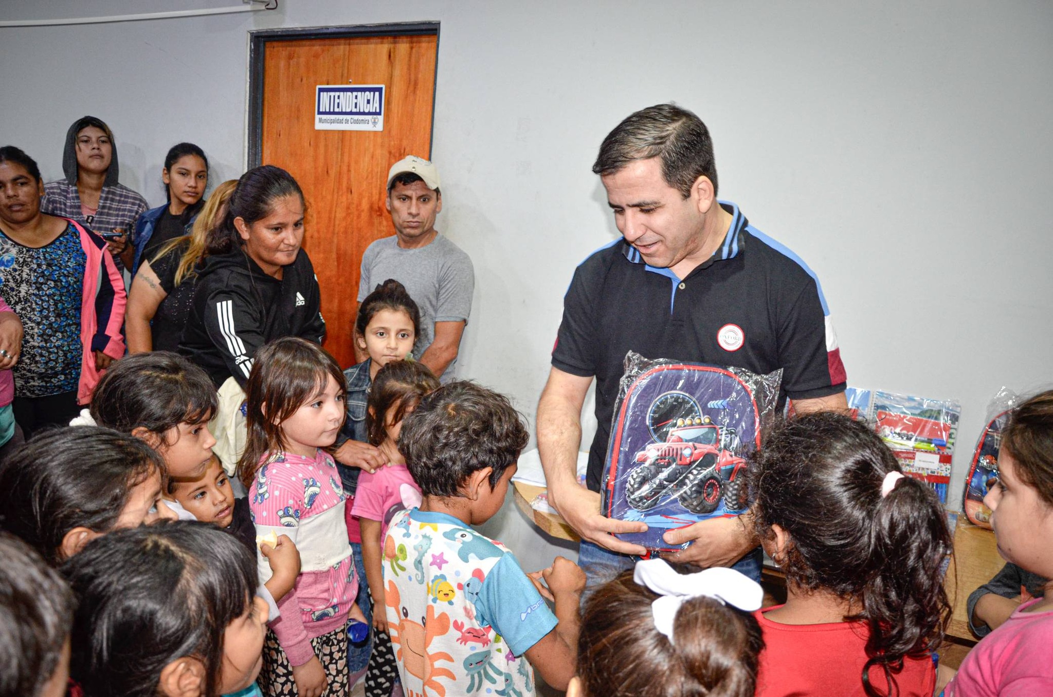 Clodomira: entregaron kits escolares a alumnos de los niveles primario y secundario