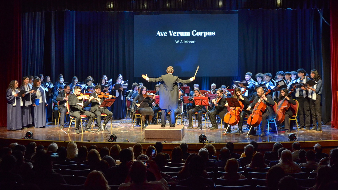 Emotiva velada artística de la Orquesta Estable  de la UNSE y el Coro de la UCSE en el Paraninfo