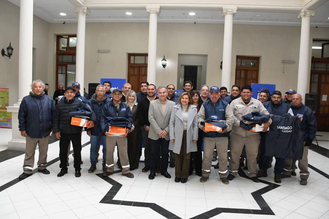 Fuentes entregó uniformes de trabajo al personal de la Dirección de Electricidad