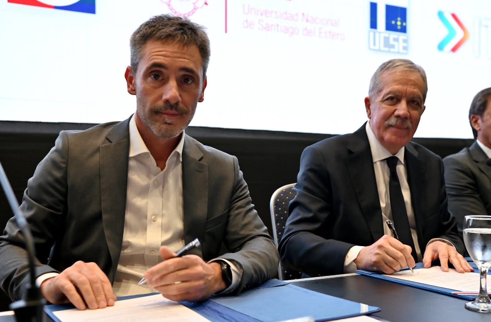 El Gobernador firmó convenio con el CFI para fortalecer el Programa "Santiago Crece con Vos"