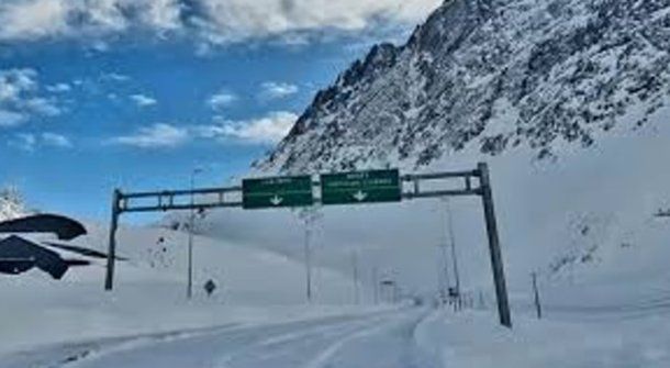 Más de 700 camiones quedaron varados en el Paso Cristo Redentor por intensas nevadas