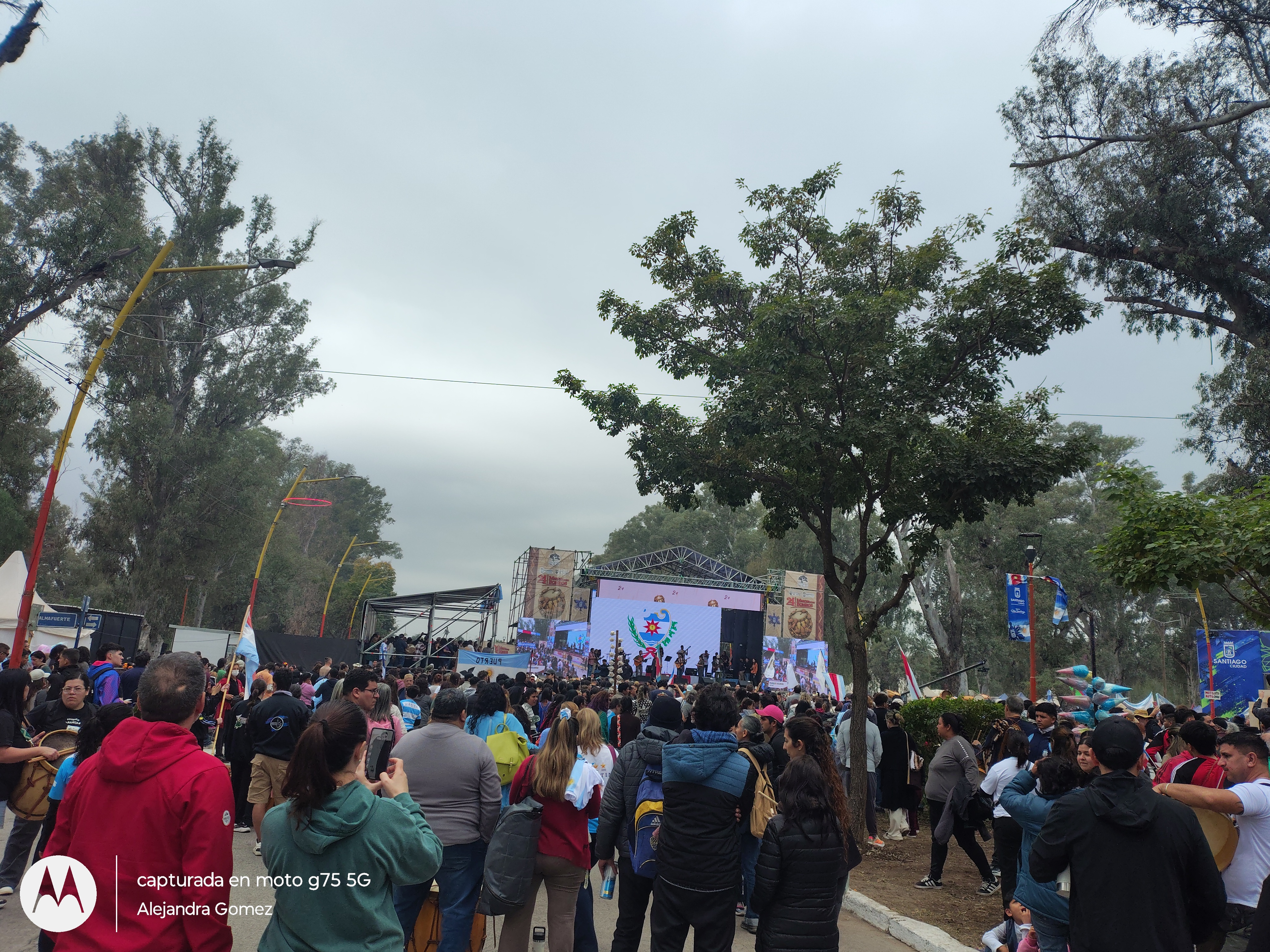 Tras la vigilia miles de turistas y santiagueños disfrutan de la 24° Marcha de los Bombos