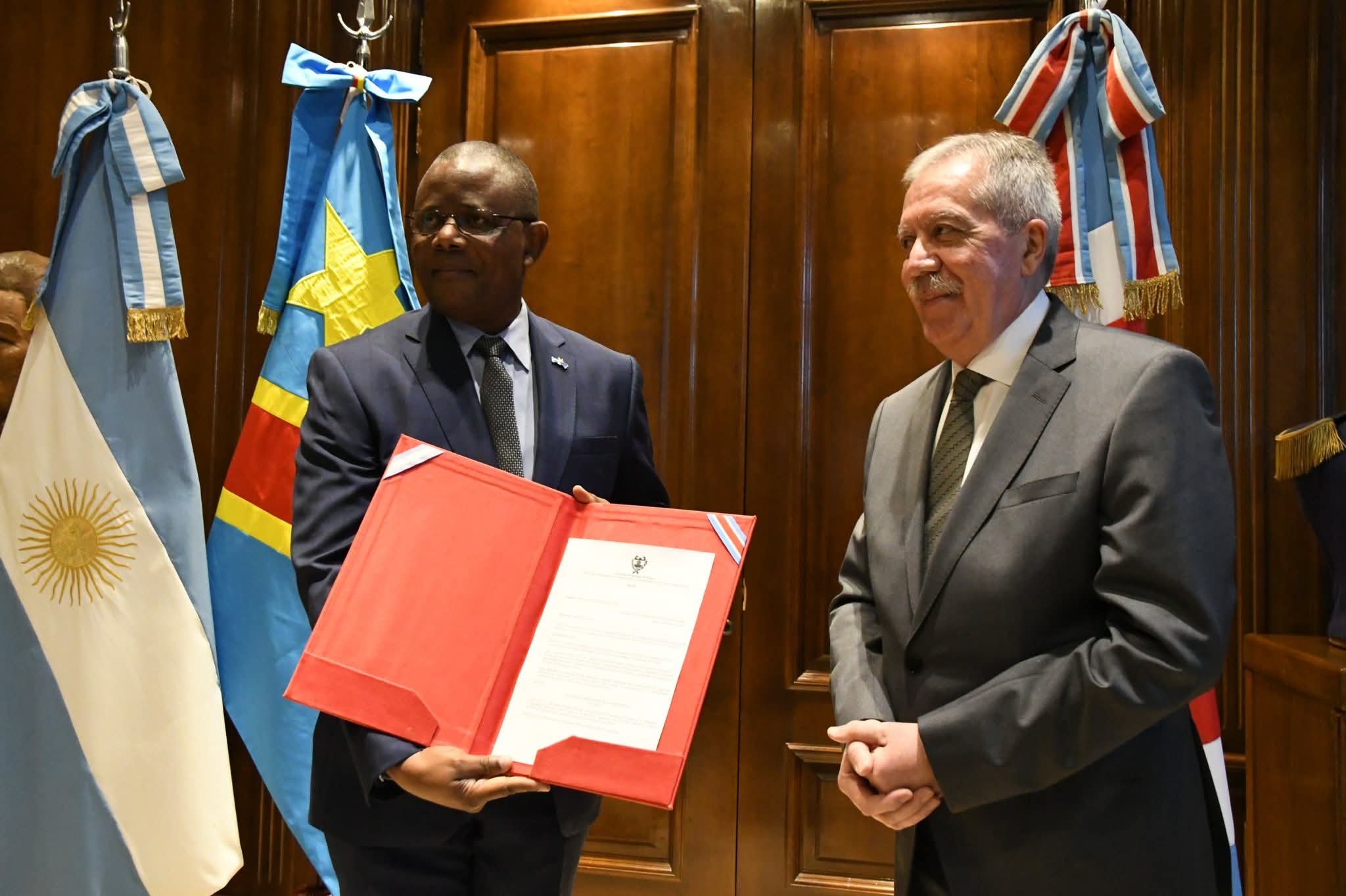 El Embajador de la Republica Democrática de Congo visitó al Gobernador Suárez