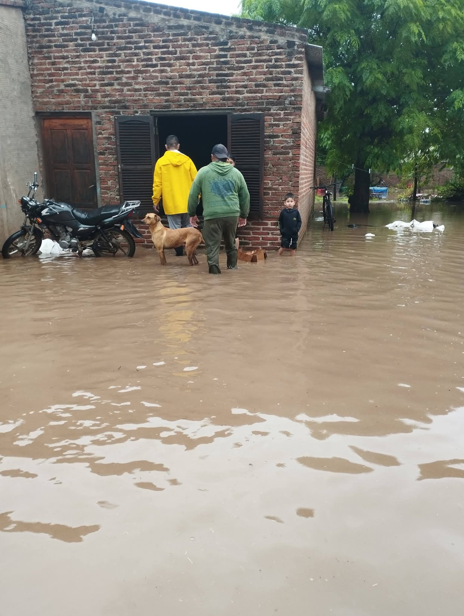 Más de 25 familias evacuadas en Los Juríes y la ciudad sigue bajo agua