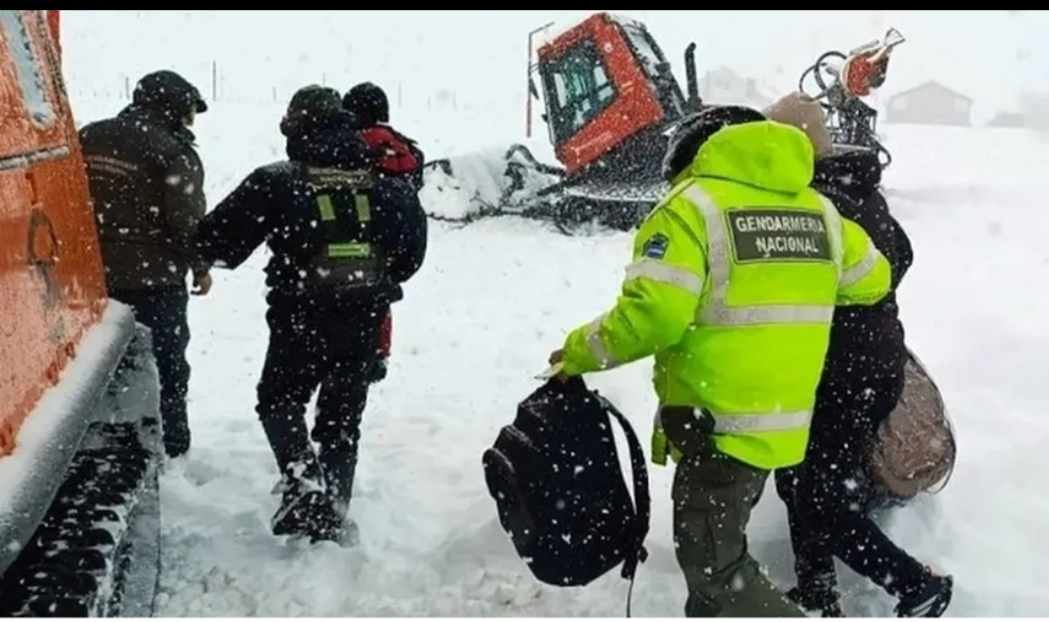  15 grados bajo cero: las intensas nevadas obligaron a asistir a turistas y pobladores en Mendoza