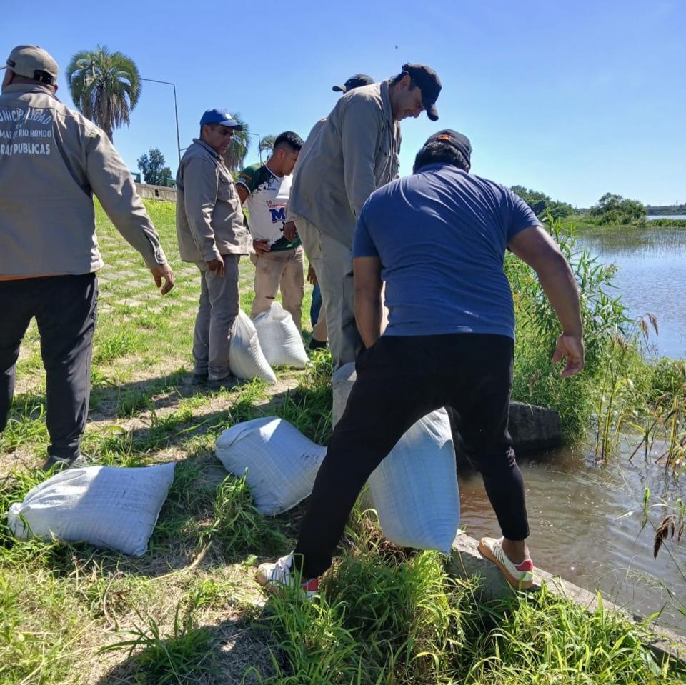 Termas de Rio Hondo: Colocan barreras de contencion en desagues de la costanera 
