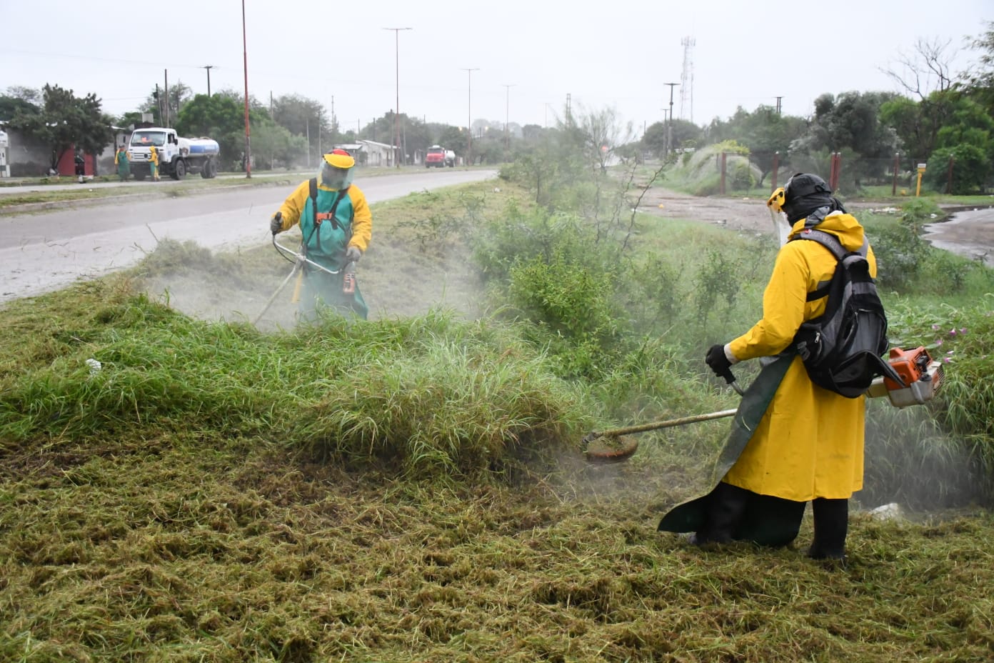 La Municipalidad intensificó los trabajos de desmalezamientos en diversos sectores 