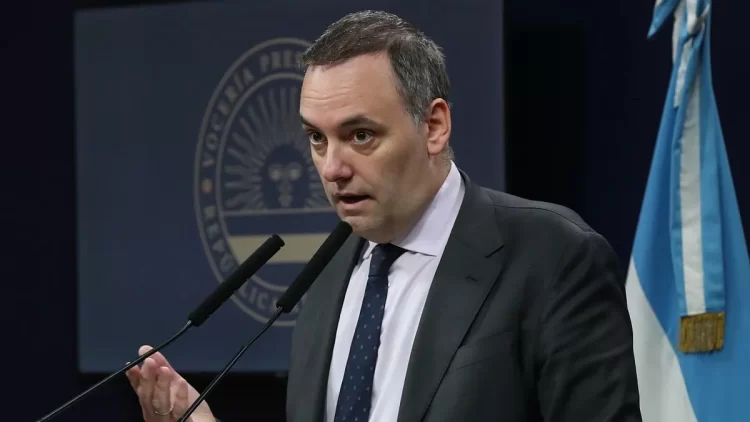 Hoy declara el hijo de una de las jubiladas que le vendió el departamento de Caballito a Manuel Adorni