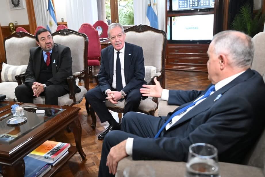 El gobernador Elías Suárez mantiene reunión con sus pares en Tucumán 