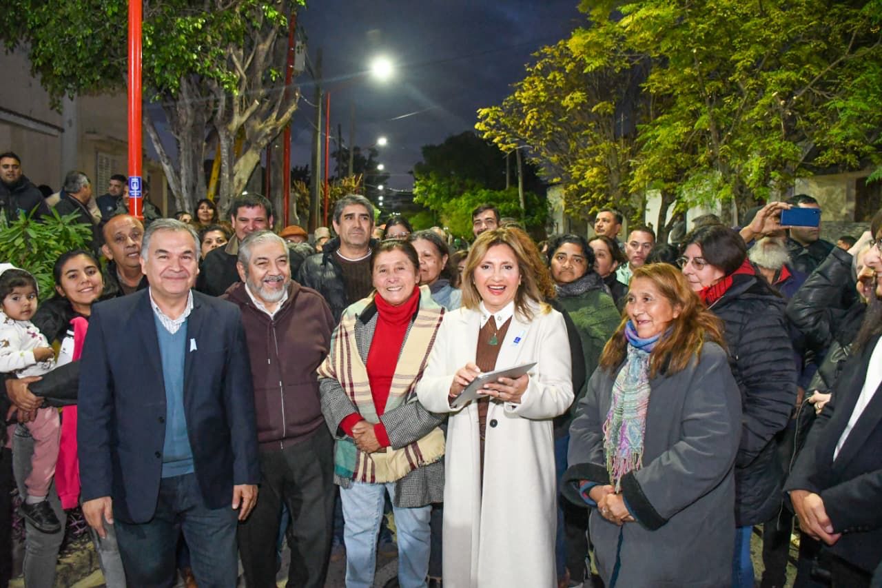 Fuentes inauguró la iluminación Led de más de mil metros sobre calle Arenales