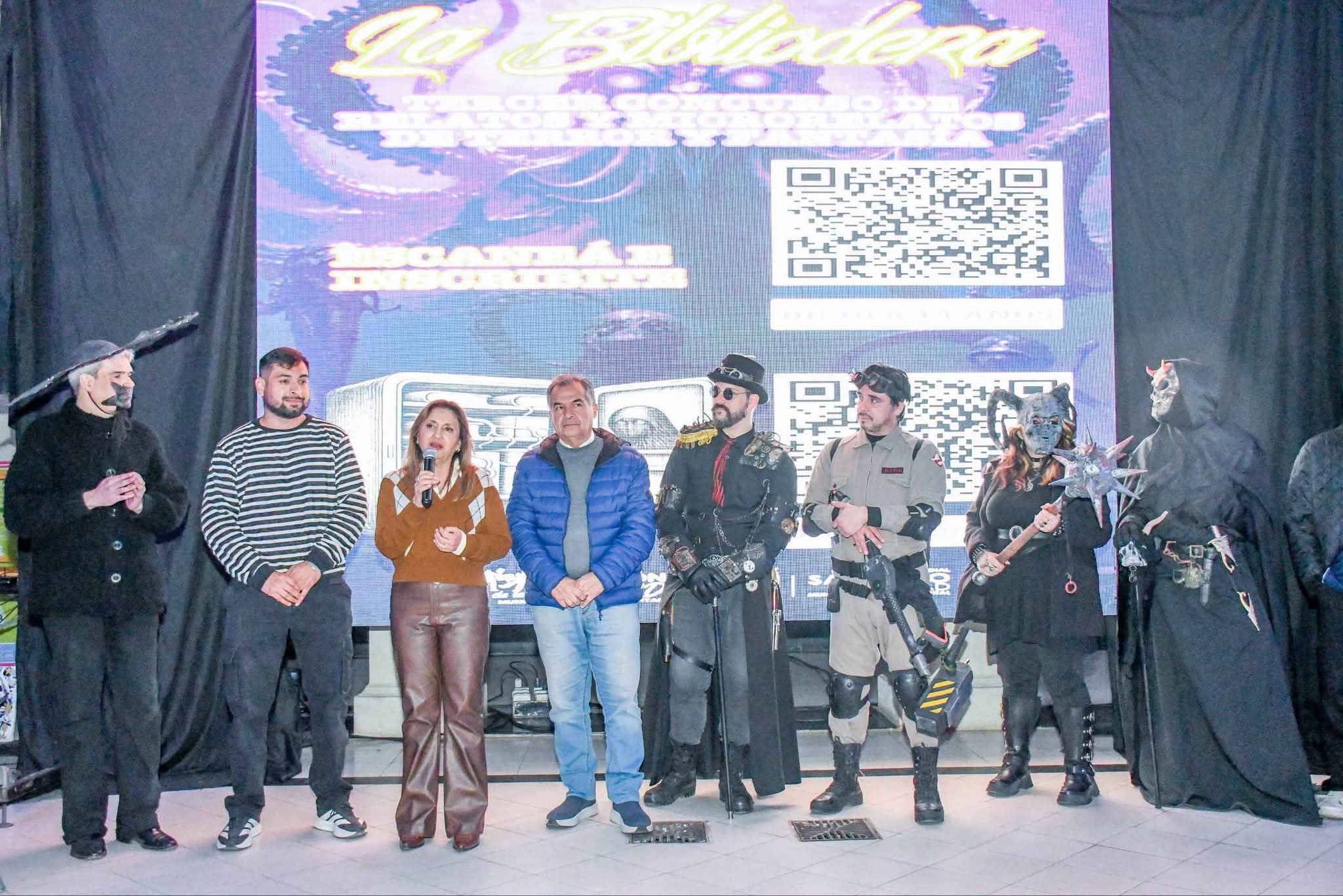 En la municipalidad la intendente Fuentes y el secretario Benavente entregaron premios de la Expo Bibliodera 