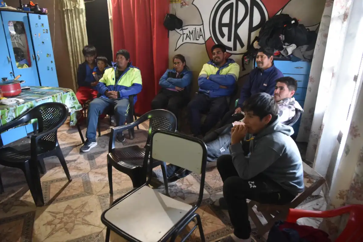 Piruaj bajo: santiagueño abrió las puertas de su casa para que sus vecinos vieran Argentina-Austria