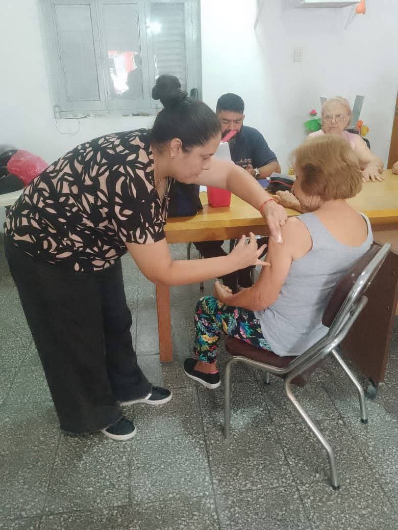 La Municipalidad y el Ministerio de Salud concretaron la vacunación antigripal para este año en 24 centros de jubilados de la Capital
