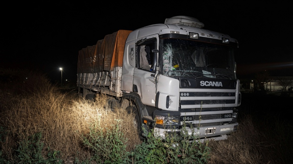 Un camionero se salvó de milagro al tratar de ganarle al tren cerca del límite entre Tucumán y Santi