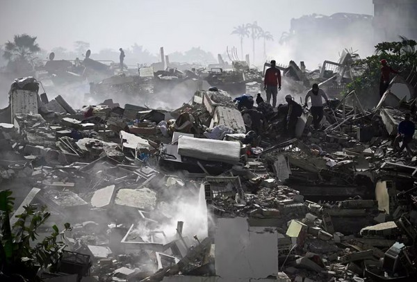 Suben a 920 los muertos y crece la preocupación por los miles de desaparecidos tras los terremotos 