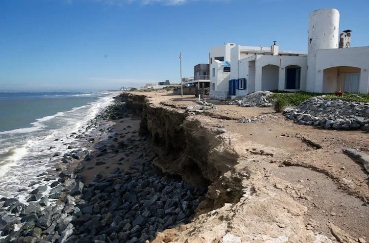 La erosión costera se agrava al norte de la desembocadura del río Quequén