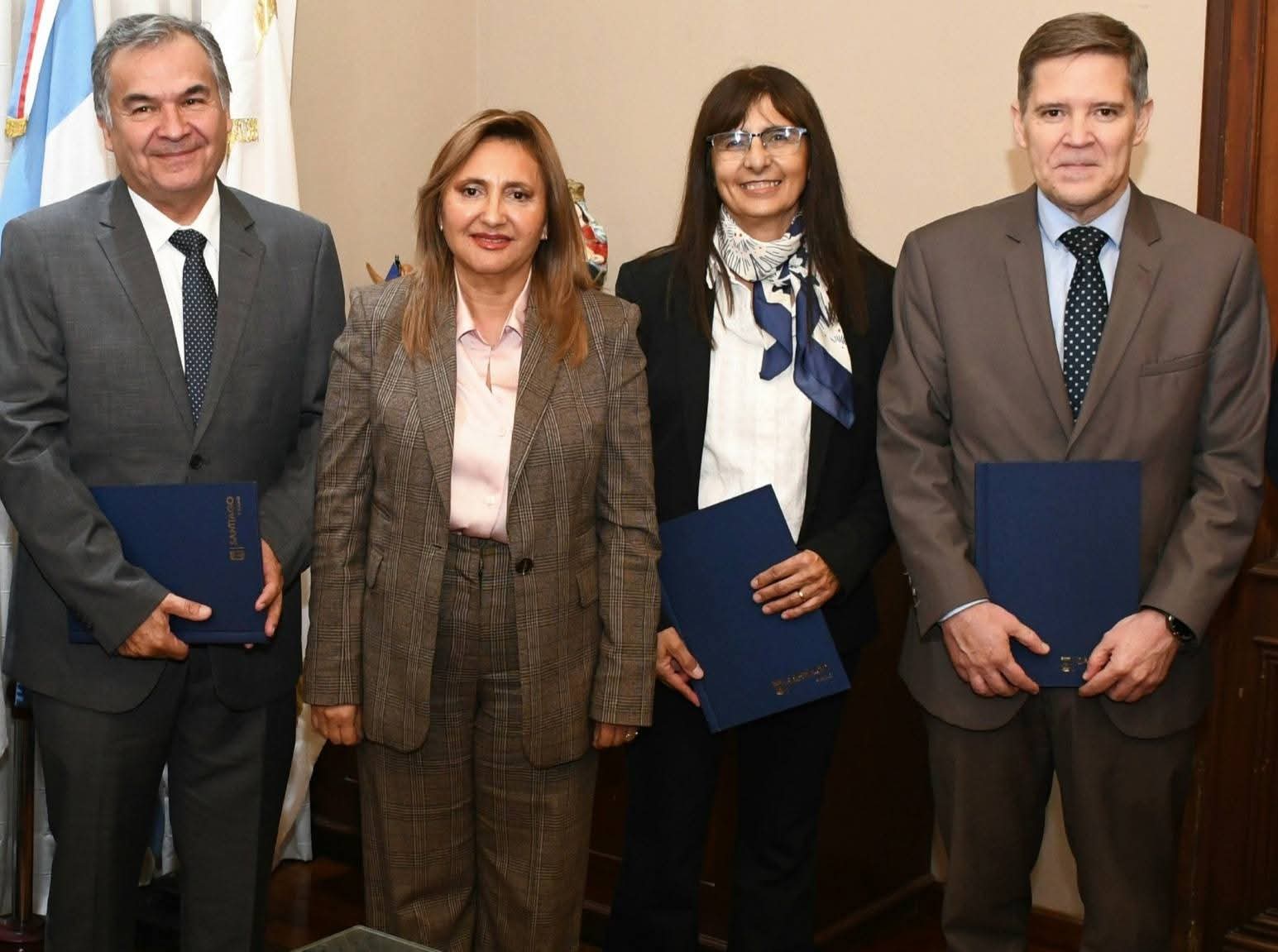 La intendente Fuentes tomó juramento a nuevos funcionarios de la Municipalidad de la Capital