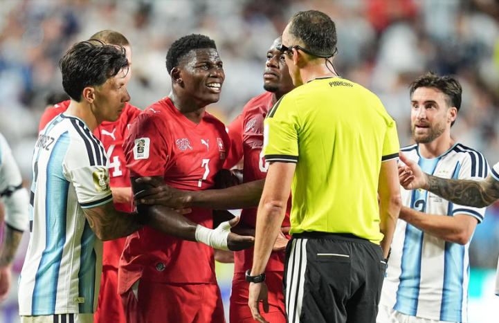 La IFAB admitió que la expulsión de Embolo ante la Argentina fue un error del VAR