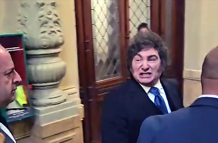 Enfurecido por las preguntas a Adorni: Milei llamó "asesinos" a los opositores y "chorros corruptos" a los periodistas