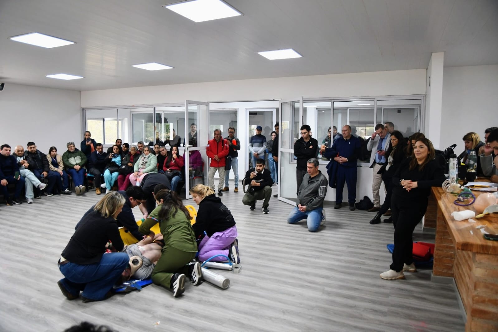 Profesionales de la provincia participaron de una inédita jornada de aeroevacuacion médica en el Aeropuerto "Madre de Ciudades"