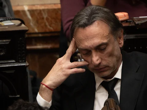 Quién es y cuánto cobra el diputado libertario que se durmió en el Congreso